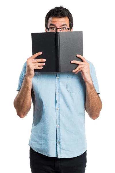 Pohledný muž s modrými brýlemi čtení knihy — Stock fotografie