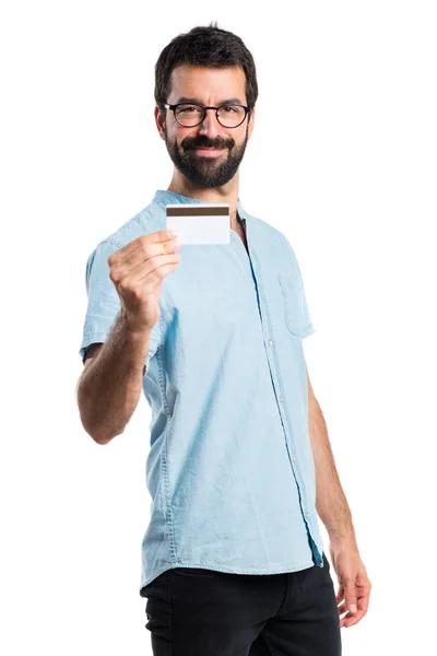 Pohledný muž s modrými brýlemi držení platební karty — Stock fotografie