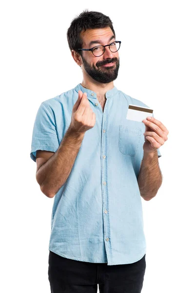 Pohledný muž s modrými brýlemi držení platební karty — Stock fotografie
