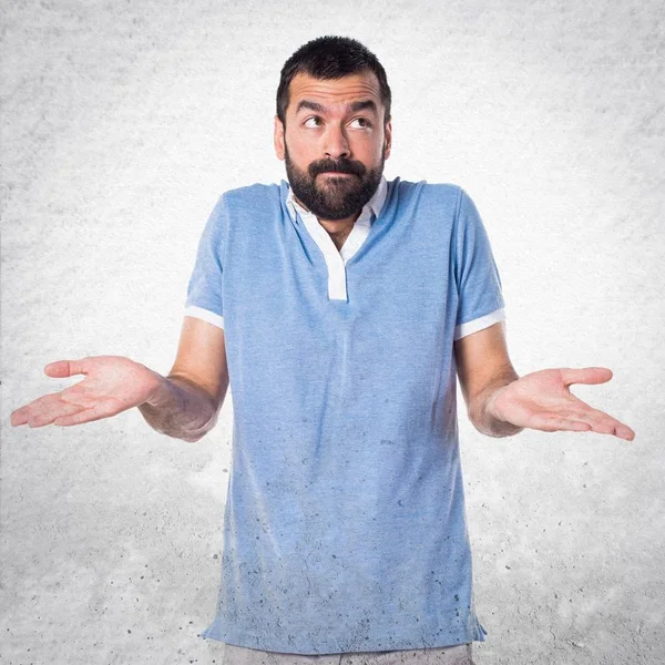 Uomo con camicia blu fare gesto senza importanza — Foto Stock
