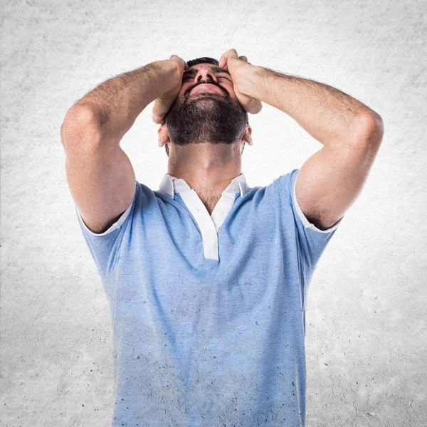 Frustrierter Mann mit blauem Hemd — Stockfoto