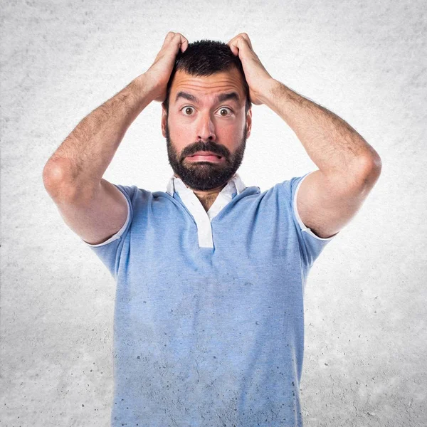 Homme frustré avec chemise bleue — Photo