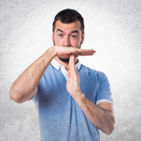 Hombre con camisa azul haciendo un gesto de tiempo fuera — Foto de Stock