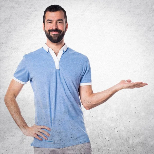 Hombre con camisa azul sosteniendo algo —  Fotos de Stock