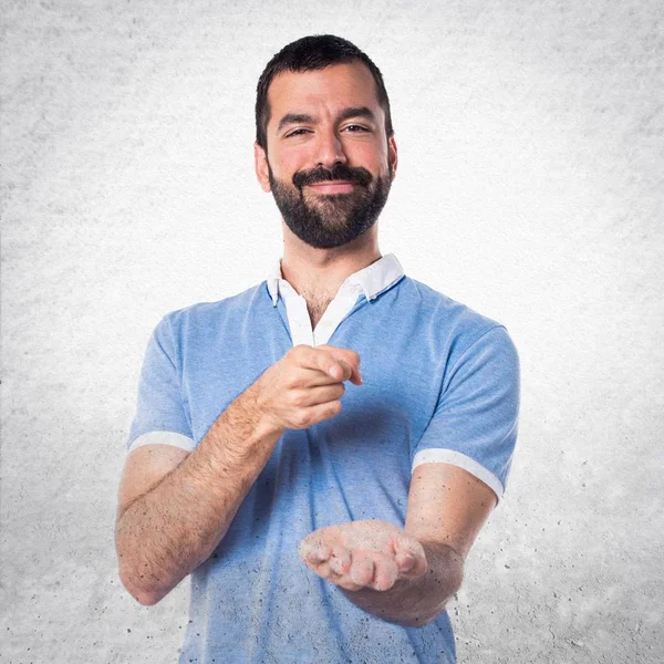 Hombre con camisa azul sosteniendo algo — Foto de Stock