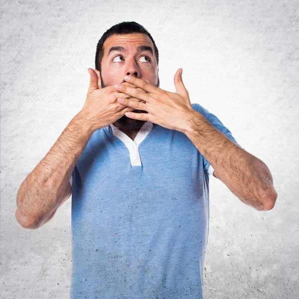 Hombre con camisa azul haciendo gesto sorpresa — Foto de Stock