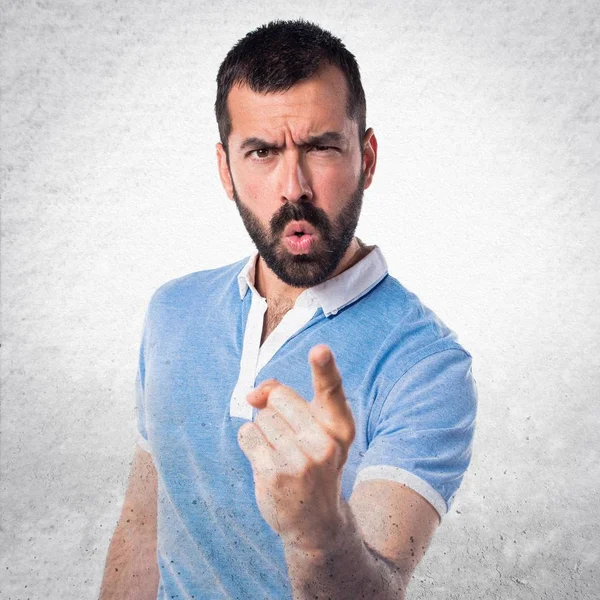 Man met blauwe shirt schreeuwen — Stockfoto