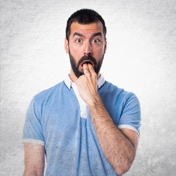 Adam mavi gömlek kusma jest yapıyor