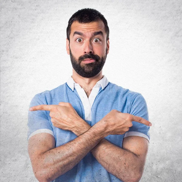 Mavi gömlek şüpheleri laterallerin işaret eden adamla