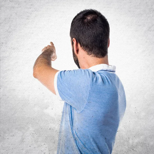 Mavi gömlek geri işaret ile adam