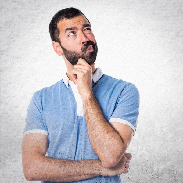 Hombre con camisa azul pensando —  Fotos de Stock