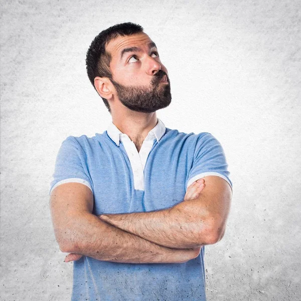 Homem com camisa azul com dúvidas — Fotografia de Stock