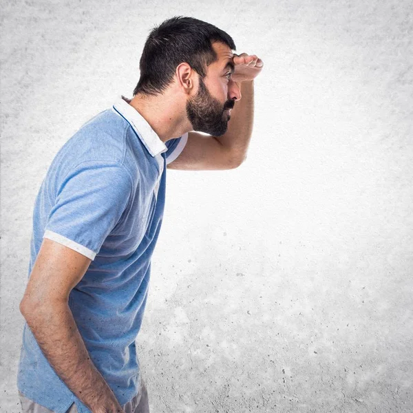 Hombre con camisa azul mostrando algo —  Fotos de Stock