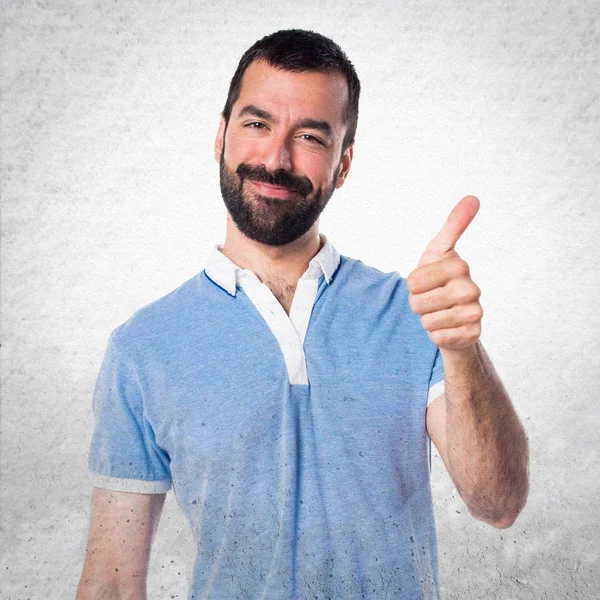 Hombre con camisa azul con pulgar hacia arriba — Foto de Stock