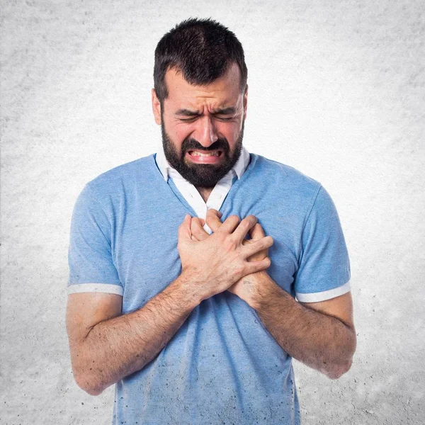 Hombre con camisa azul con dolor de corazón —  Fotos de Stock