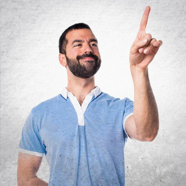 Hombre con camisa azul tocando en pantalla transparente — Foto de Stock