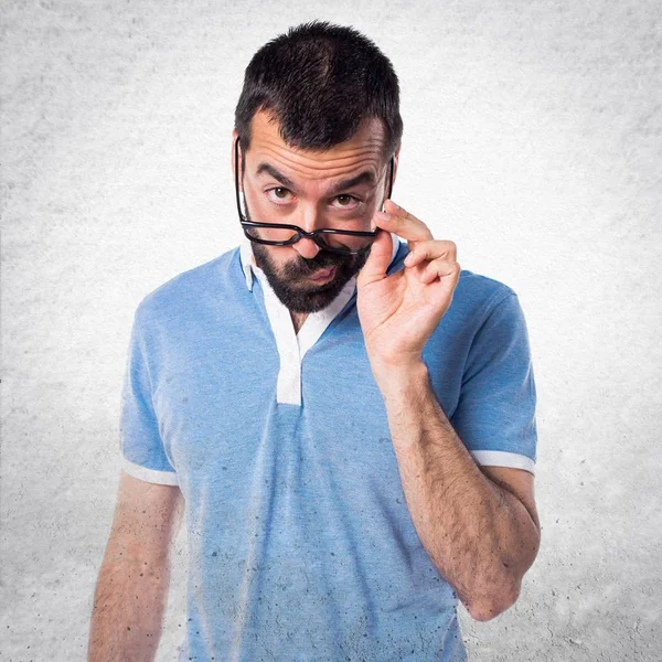 Homem com camisa azul mostrando algo — Fotografia de Stock