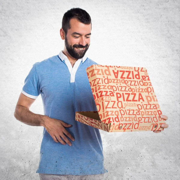 Mann mit blauem Hemd hält eine Pizzakiste in der Hand — Stockfoto