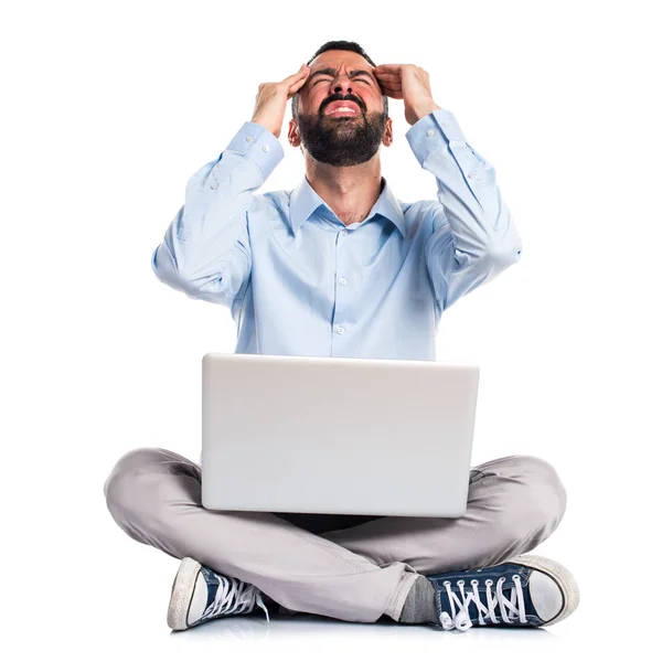 Gefrustreerde man met laptop — Stockfoto