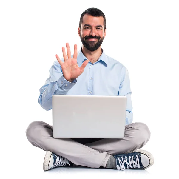 Ο άνθρωπος με το laptop, μετρώντας πέντε — Φωτογραφία Αρχείου