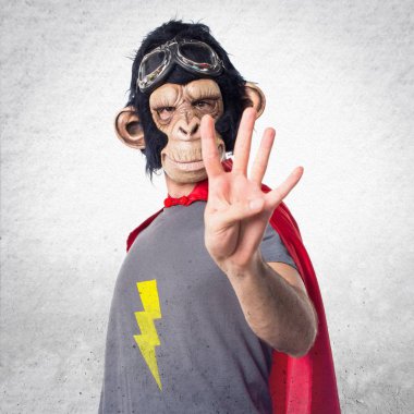 Süper kahraman maymun adam dört sayma