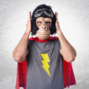 Süper kahraman maymun adam kulakları kapsayan