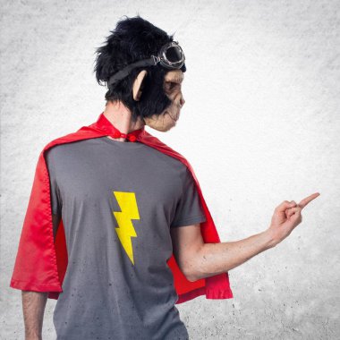 Süper kahraman maymun herif bağırarak