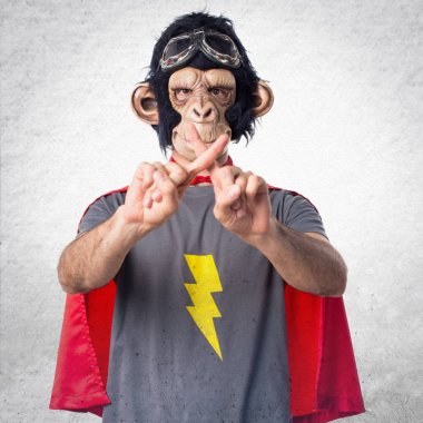 Süper kahraman maymun adam hiç jest yapıyor