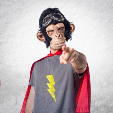 Süper kahraman maymun adam önüne işaret