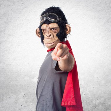 Süper kahraman maymun adam önüne işaret