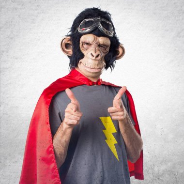 Süper kahraman maymun adam önüne işaret