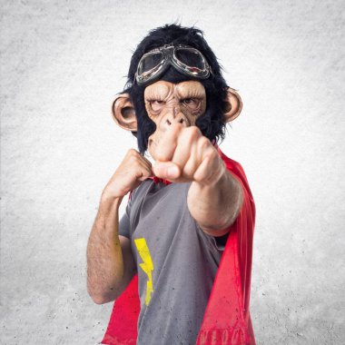 Süper kahraman maymun adam bir yumruk veren