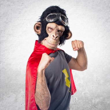 Süper kahraman maymun adam bir yumruk veren