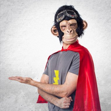 Süper kahraman maymun adam bir şey sunmak