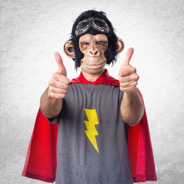 Süper kahraman maymun adam başparmak ile