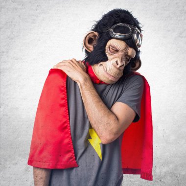 Süper kahraman maymun adam sırt ağrısı ile