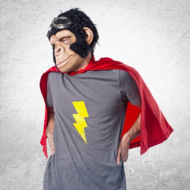 Süper kahraman maymun adam omuz ağrısı ile