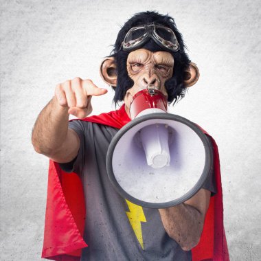 Süper kahraman maymun adam tarafından megafon bağırarak