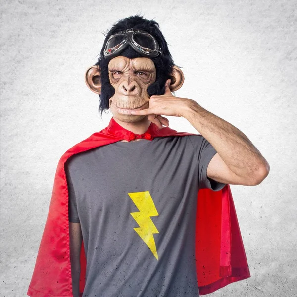 Hombre mono superhéroe haciendo gesto de teléfono —  Fotos de Stock