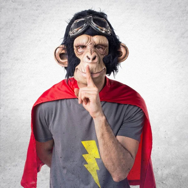 Supereroe scimmia uomo fare silenzio gesto — Foto Stock