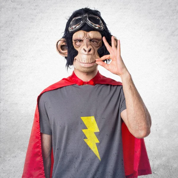 Supereroe scimmia uomo fare silenzio gesto — Foto Stock