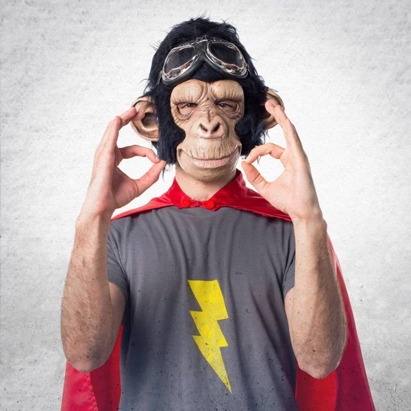 Hombre mono superhéroe haciendo señal OK —  Fotos de Stock