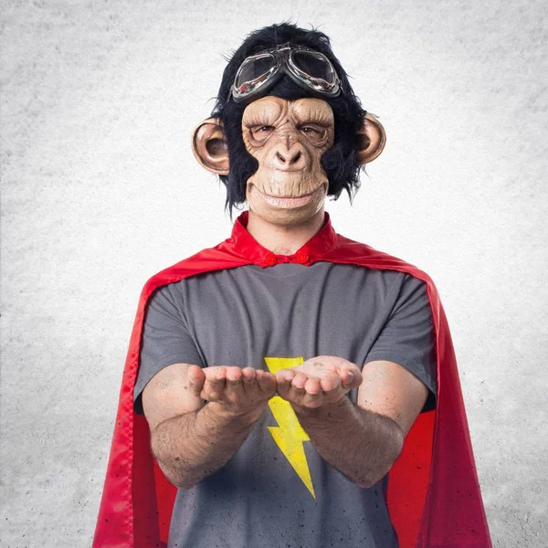 Homem macaco super-herói segurando algo — Fotografia de Stock