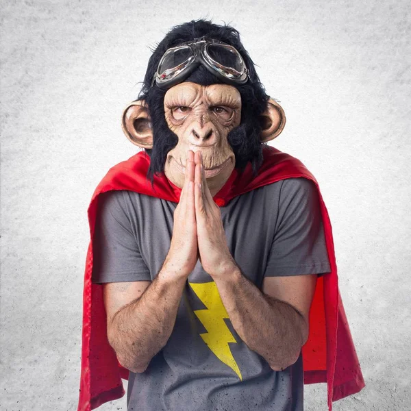 Hombre mono superhéroe suplicando —  Fotos de Stock