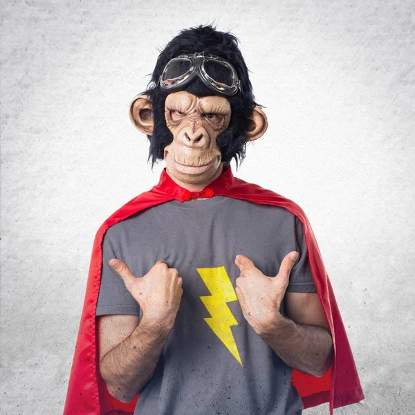 Superhrdina opičí muž dělá gesto překvapení — Stock fotografie