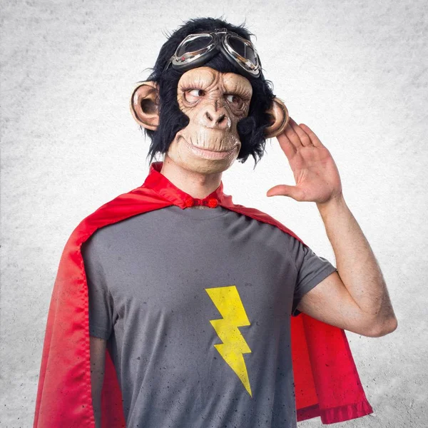 Homem macaco super-herói ouvindo algo — Fotografia de Stock