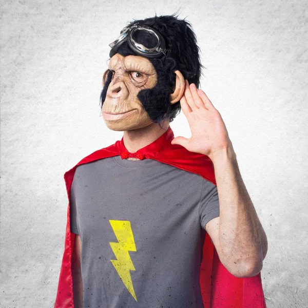 Supereroe scimmia uomo ascoltando qualcosa — Foto Stock