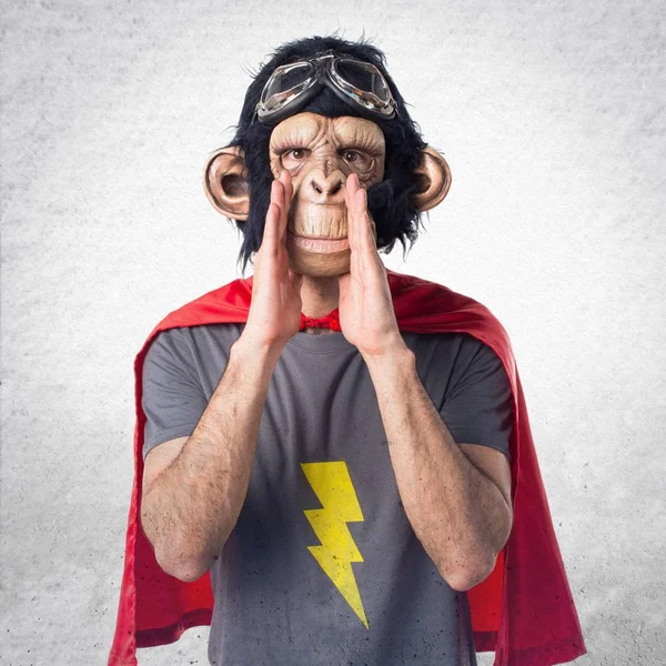 Superhéroe mono hombre gritando —  Fotos de Stock