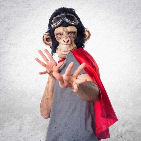 Homem macaco super-herói assustado — Fotografia de Stock