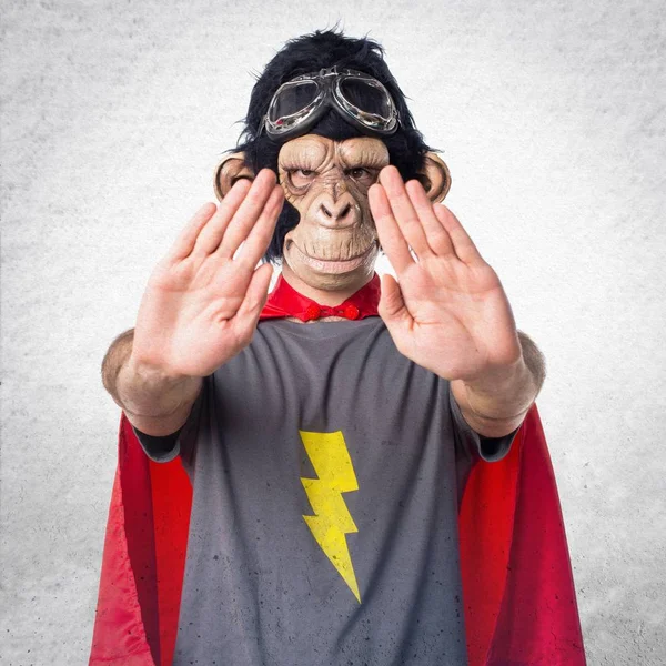 Hombre mono superhéroe haciendo señal de stop —  Fotos de Stock
